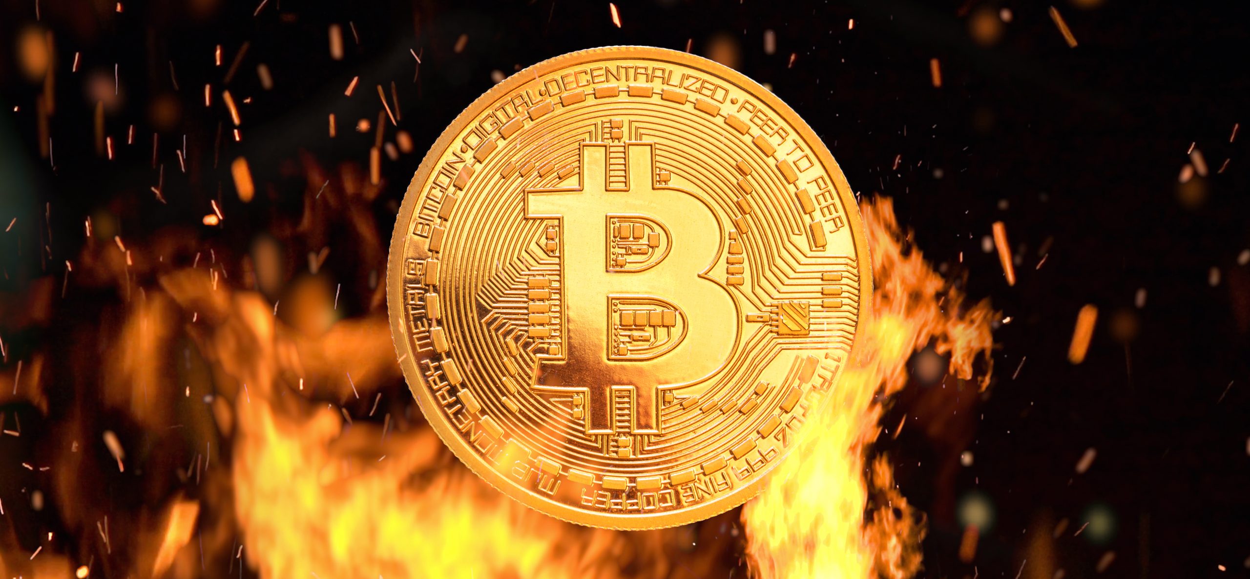 Eine goldfarbene Bitcoin-Münze mit Flammen im Hintergrund suggeriert intensive Aktivitäten oder Risiken auf dem Krypto-Markt.